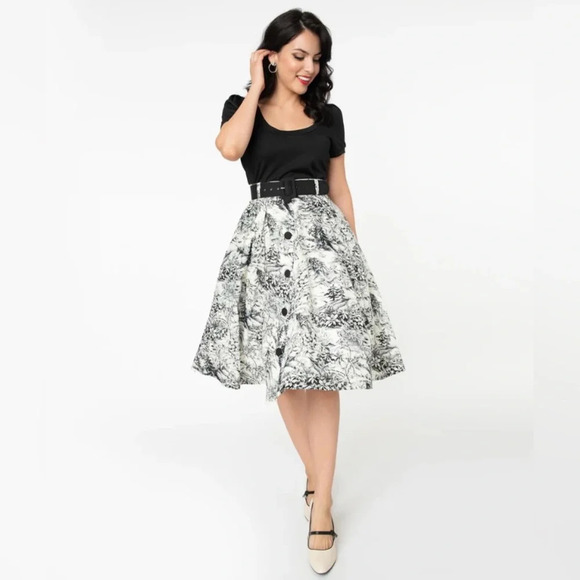 🦋B2G🦋UNIQUE VINTAGE White & Black Toile
Print Waikiki Swing Skirt NWT | MEDIUM - Picture 1 of 9